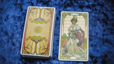 Masada altın klasik Tarot kartı, esrarengiz konsept, falcılık ve tahminler. Avrupa ve Romanya 5 Haziran: İllüstrasyon Editörü