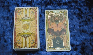 Masada altın klasik Tarot kartı, esrarengiz konsept, falcılık ve tahminler. Avrupa ve Romanya 5 Haziran: İllüstrasyon Editörü