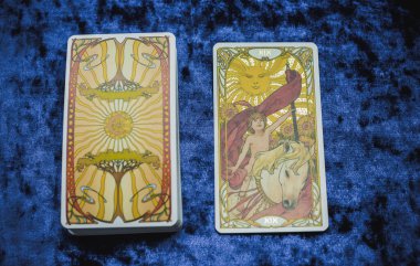 Masada altın klasik Tarot kartı, esrarengiz konsept, falcılık ve tahminler. Avrupa ve Romanya 5 Haziran: İllüstrasyon Editörü