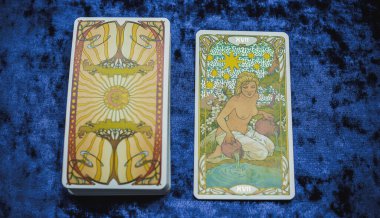 Masada altın klasik Tarot kartı, esrarengiz konsept, falcılık ve tahminler. Avrupa ve Romanya 5 Haziran: İllüstrasyon Editörü