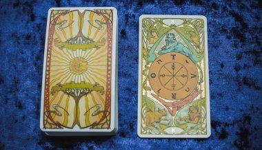 Masada altın klasik Tarot kartı, esrarengiz konsept, falcılık ve tahminler. Avrupa ve Romanya 5 Haziran: İllüstrasyon Editörü