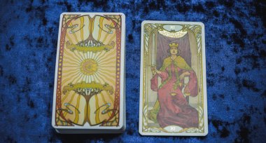 Masada altın klasik Tarot kartı, esrarengiz konsept, falcılık ve tahminler. Avrupa ve Romanya 5 Haziran: İllüstrasyon Editörü