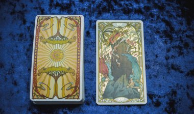 Masada altın klasik Tarot kartı, esrarengiz konsept, falcılık ve tahminler. Avrupa ve Romanya 5 Haziran: İllüstrasyon Editörü