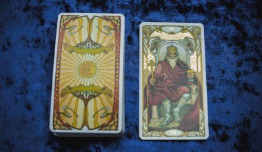Masada altın klasik Tarot kartı, esrarengiz konsept, falcılık ve tahminler. Avrupa ve Romanya 5 Haziran: İllüstrasyon Editörü