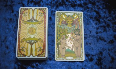 Masada altın klasik Tarot kartı, esrarengiz konsept, falcılık ve tahminler. Avrupa ve Romanya 5 Haziran: İllüstrasyon Editörü