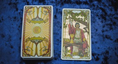 Masada altın klasik Tarot kartı, esrarengiz konsept, falcılık ve tahminler. Avrupa ve Romanya 5 Haziran: İllüstrasyon Editörü