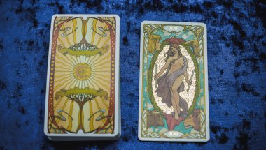 Masada altın klasik Tarot kartı, esrarengiz konsept, falcılık ve tahminler. Avrupa ve Romanya 5 Haziran: İllüstrasyon Editörü