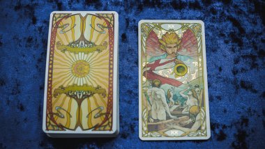 Masada altın klasik Tarot kartı, esrarengiz konsept, falcılık ve tahminler. Avrupa ve Romanya 5 Haziran: İllüstrasyon Editörü