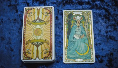 Masada altın klasik Tarot kartı, esrarengiz konsept, falcılık ve tahminler. Avrupa ve Romanya 5 Haziran: İllüstrasyon Editörü