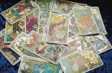 Masada altın klasik Tarot kartı, esrarengiz konsept, falcılık ve tahminler. Avrupa ve Romanya 5 Haziran: İllüstrasyon Editörü