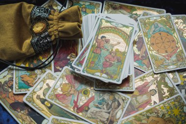 Masada altın klasik Tarot kartı, esrarengiz konsept, falcılık ve tahminler. Avrupa ve Romanya 5 Haziran: İllüstrasyon Editörü