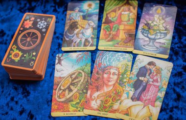 Aşk büyüsü, masada Tarot kartı, esrarengiz konsept, falcılık ve tahminler. Avrupa ve Romanya 5 Haziran: İllüstrasyon Editörü