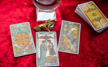 Aşk büyüsü, masada Tarot kartı, esrarengiz konsept, falcılık ve tahminler. Avrupa ve Romanya 5 Haziran: İllüstrasyon Editörü