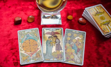 Aşk büyüsü, masada Tarot kartı, esrarengiz konsept, falcılık ve tahminler. Avrupa ve Romanya 5 Haziran: İllüstrasyon Editörü