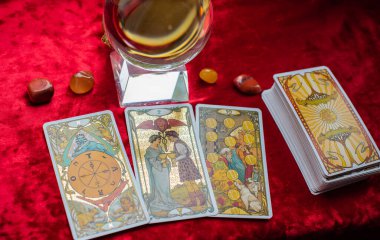 Aşk büyüsü, masada Tarot kartı, esrarengiz konsept, falcılık ve tahminler. Avrupa ve Romanya 5 Haziran: İllüstrasyon Editörü