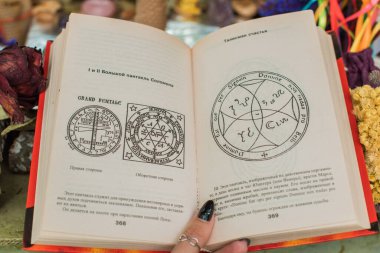 Eski büyüler, sihirli işaretler, pentagram, gizemli kavramlar, putperest mistik sahneler. Avrupa ve Romanya 5 Haziran: İllüstrasyon Editörü