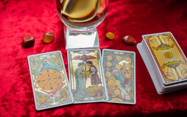 Szerelmi Varázslat Tarot Kártya Asztalon Ezoterikus Fogalom Jövendőmondás Jóslás Európa — Stock Fotó