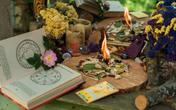 Eski büyüler, sihirli işaretler, pentagram, gizemli kavramlar, putperest mistik sahneler. Avrupa ve Romanya 5 Haziran: İllüstrasyon Editörü