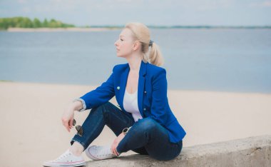 Modern iş kadınının portresi her hafta plajda dinleniyor. 