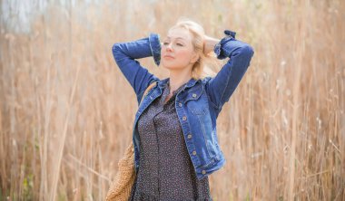 Boho tarzı, kırsal kesimdeki orta yaşlı kadınların portresi.   