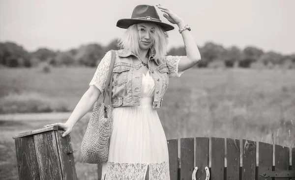 Boho Stijl Portret Van Modieuze Middelbare Leeftijd Vrouw Platteland — Stockfoto