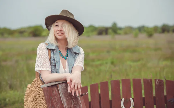 Boho Styl Portret Modnej Kobiety Średnim Wieku Wsi — Zdjęcie stockowe