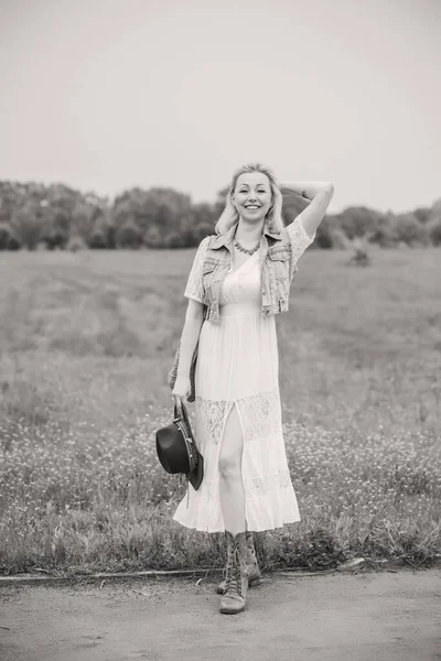 Estilo Boho Retrato Mujer Mediana Edad Moda Campo —  Fotos de Stock