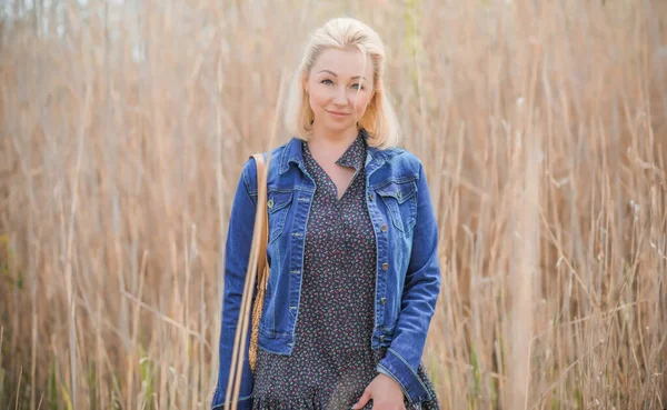 Estilo Boho Retrato Mujer Mediana Edad Moda Campo —  Fotos de Stock