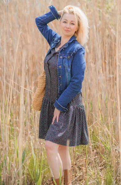 Estilo Boho Retrato Mujer Mediana Edad Moda Campo —  Fotos de Stock