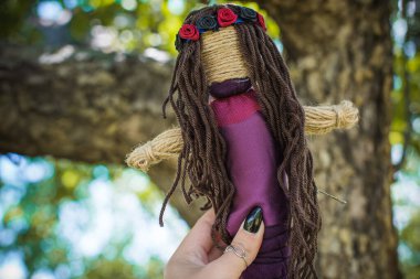  El yapımı sihirli bir bebek. Oyuncak bebekli bir cadılık. Büyü kavramı, vudu