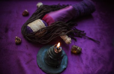  El yapımı sihirli bir bebek. Oyuncak bebekli bir cadılık. Büyü kavramı, vudu