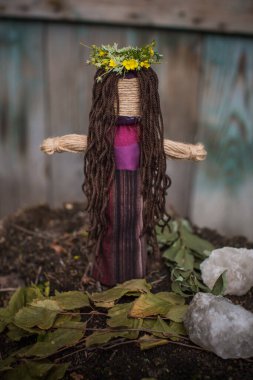  El yapımı sihirli bir bebek. Oyuncak bebekli bir cadılık. Büyü kavramı, vudu