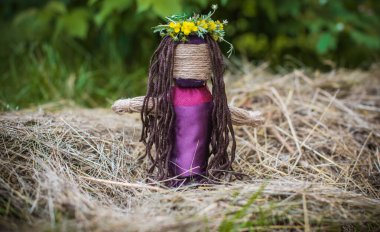  El yapımı sihirli bir bebek. Oyuncak bebekli bir cadılık. Büyü kavramı, vudu