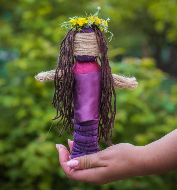  El yapımı sihirli bir bebek. Oyuncak bebekli bir cadılık. Büyü kavramı, vudu