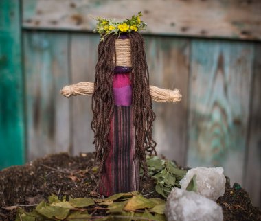  El yapımı sihirli bir bebek. Oyuncak bebekli bir cadılık. Büyü kavramı, vudu