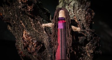  El yapımı sihirli bir bebek. Oyuncak bebekli bir cadılık. Büyü kavramı, vudu