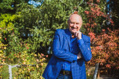 Olgun bir Avrupalı ya da Amerikalı, iyi bir ruh hali, açık hava portresi. 50-60 yıl sonra yaşam konsepti. Yaşlılıkta olumlu duygular. Günlük yaşamda ilham.