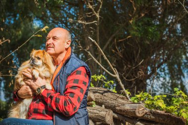 Kırmızı küçük köpeği olan yaşlı bir adam emekli, yaşlı insanların yaşam tarzı.