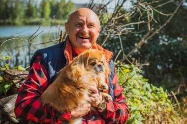 Kırmızı küçük köpeği olan yaşlı bir adam emekli, yaşlı insanların yaşam tarzı.