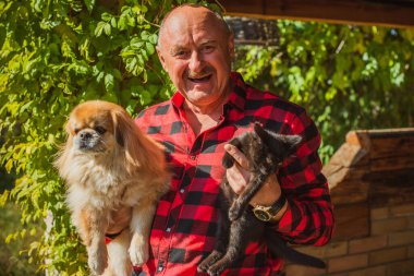 Kırmızı küçük köpeği olan yaşlı bir adam emekli, yaşlı insanların yaşam tarzı.