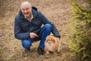 Kırmızı küçük köpeği olan yaşlı bir adam emekli, yaşlı insanların yaşam tarzı.