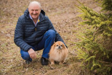 Kırmızı küçük köpeği olan yaşlı bir adam emekli, yaşlı insanların yaşam tarzı.