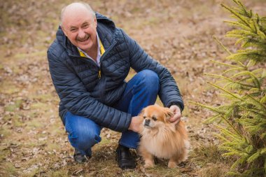 Kırmızı küçük köpeği olan yaşlı bir adam emekli, yaşlı insanların yaşam tarzı.