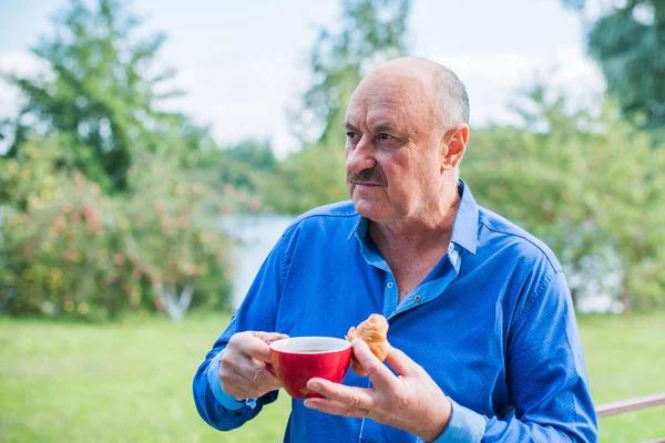 Hombre Mayor Por Mañana Con Una Taza Las Manos Hombre — Foto de Stock