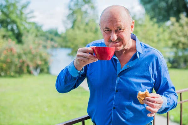 Sabahki Kıdemli Adam Elinde Bir Fincan Çay Tutarak Evin Bahçesinde — Stok fotoğraf