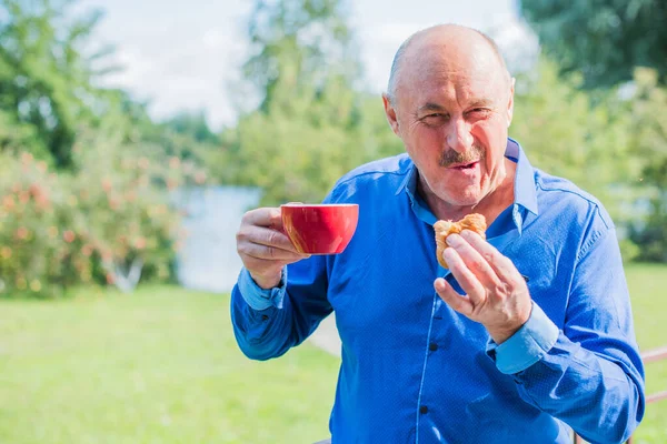 Sabahki Kıdemli Adam Elinde Bir Fincan Çay Tutarak Evin Bahçesinde — Stok fotoğraf