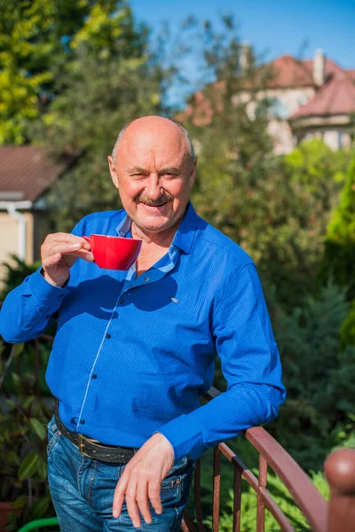 Homme Aîné Matin Tenir Une Tasse Thé Dans Les Mains — Photo