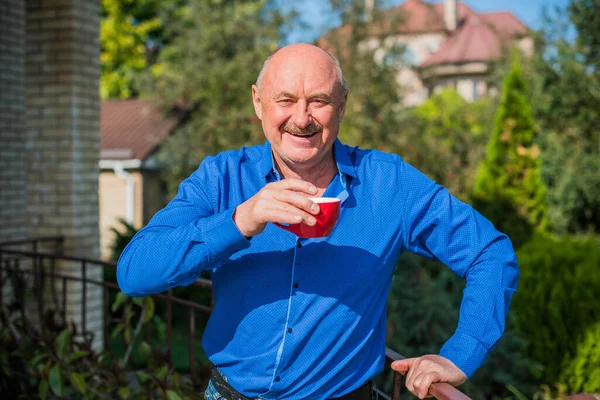 Hombre Mayor Por Mañana Con Una Taza Las Manos Hombre — Foto de Stock