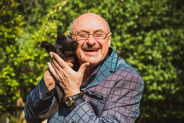 Hombre Mayor Sonriente Activo Con Pequeño Gato Vida Pensionista Moderna — Foto de Stock