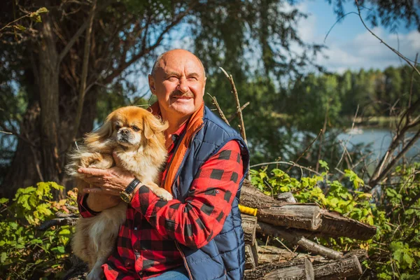 Kırmızı küçük köpeği olan yaşlı bir adam emekli, yaşlı insanların yaşam tarzı.